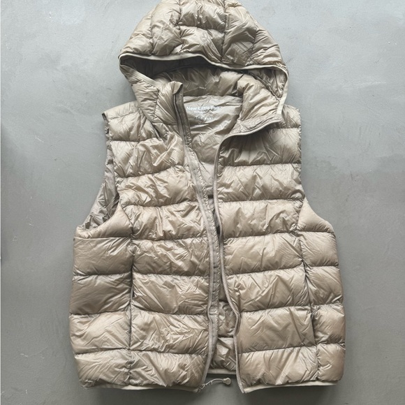 Aritzia TNA Little Puff Vest- Sz Medium - Picture 2 of 8